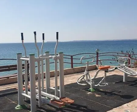 Stunning 1 Bedroom Apartment With Private Beach Appartement *