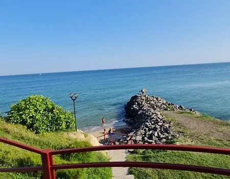 Stunning 1 Bedroom Apartment With Private Beach *