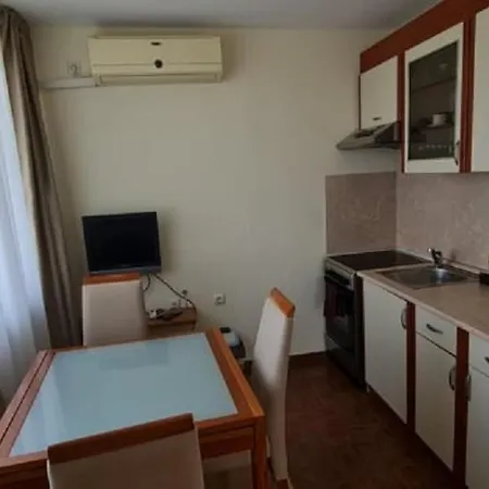 Stunning 1 Bedroom Apartment With Private Beach *